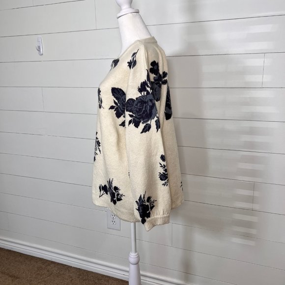 Chelsea & Theodore Off White & Navy Floral Relaxed Fit Sweater Size M - Picture 8 of 13